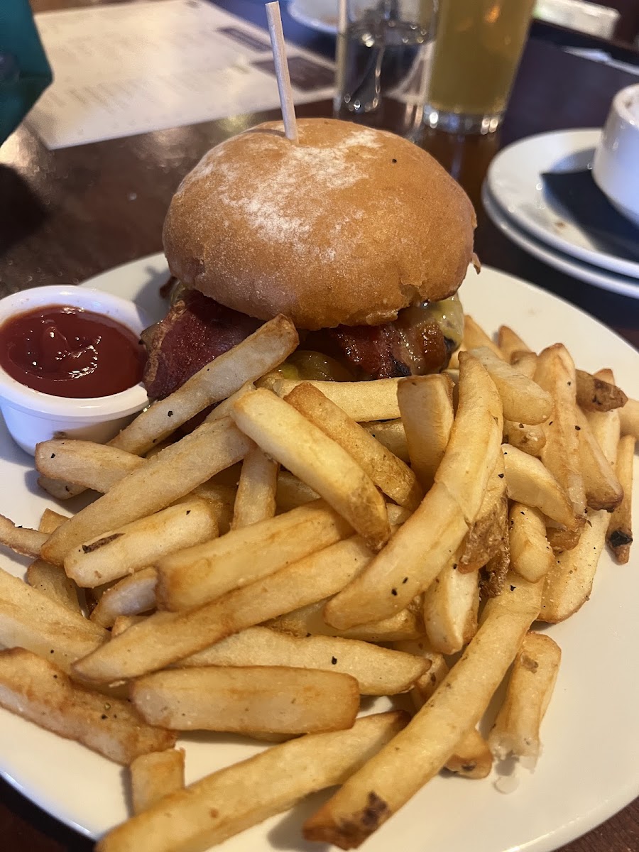 Chet's Bar And Grill